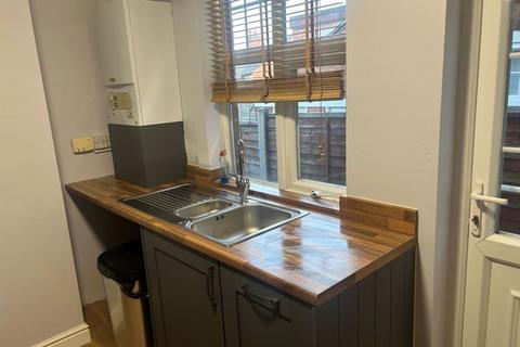 2 bedroom terraced house to rent, Harborne Road, Oldbury