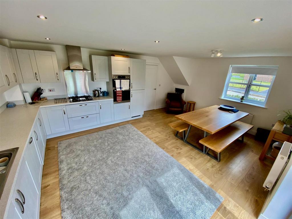 Lakefield Gardens, South Swinton... 5 bed detached house £2,100 pcm