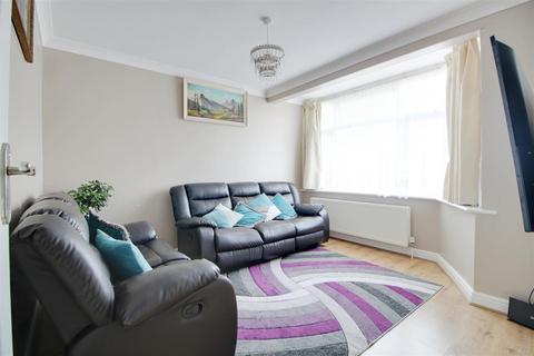 115 Tynemouth Drive, Enfield, EN1 4LP