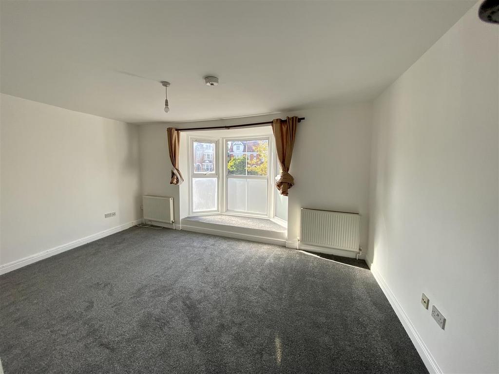 Quarry Hill Road, Tonbridge 2 bed apartment £1,200 pcm (£277 pw)