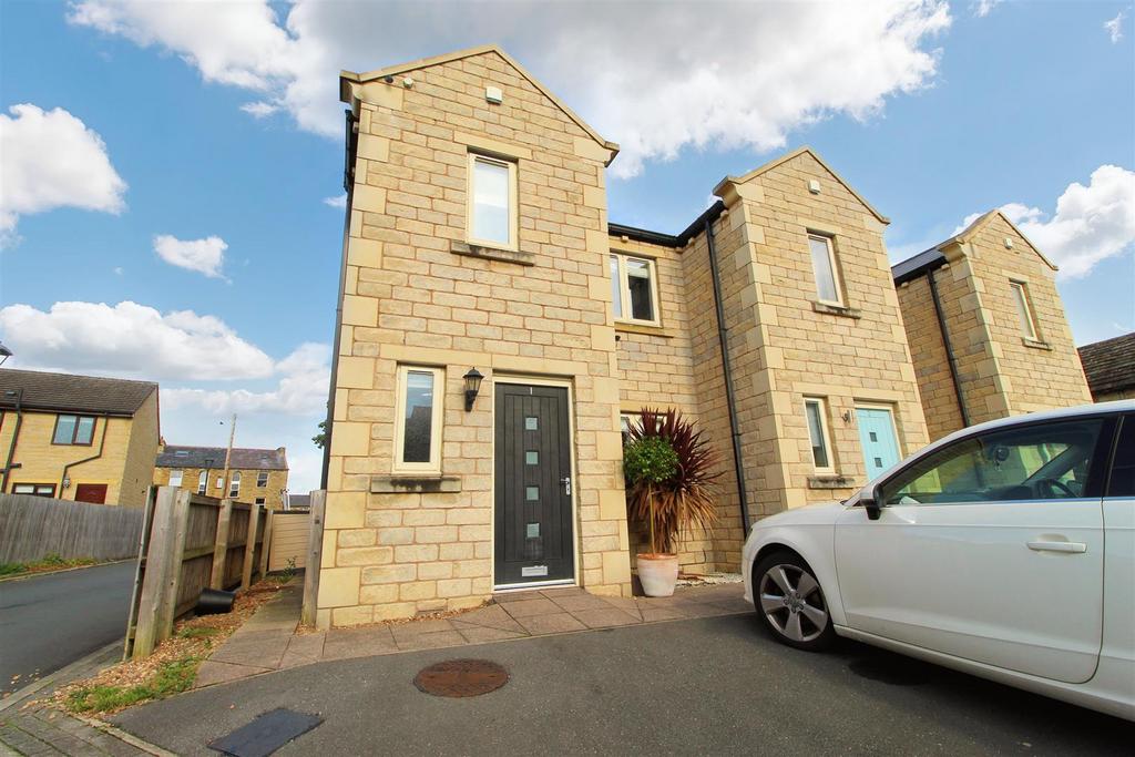 Holly Tree Court, Dalton, Huddersfield, HD5 9BT 3 bed townhouse for
