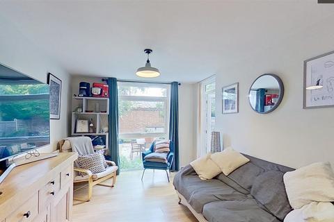 49 Willow Tree Close, London, SW18 3EL