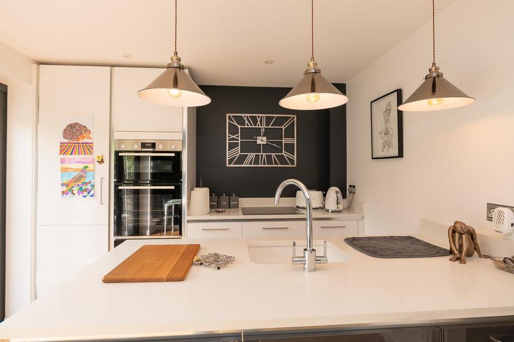 Kitchen area pic 2.jpg