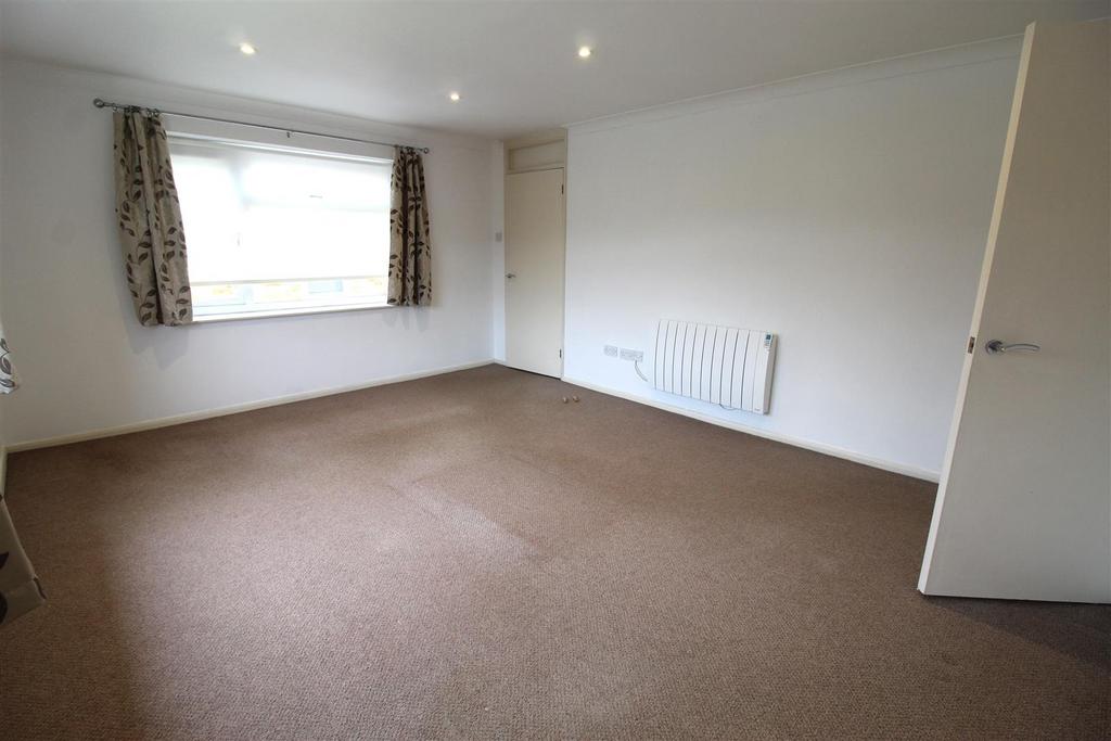 Ladysmith Road Cheltenham 2 bed flat £950 pcm (£219 pw)