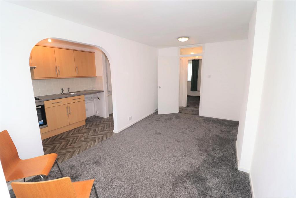 Drew Crescent, Kenilworth 1 bed apartment for sale £135,000