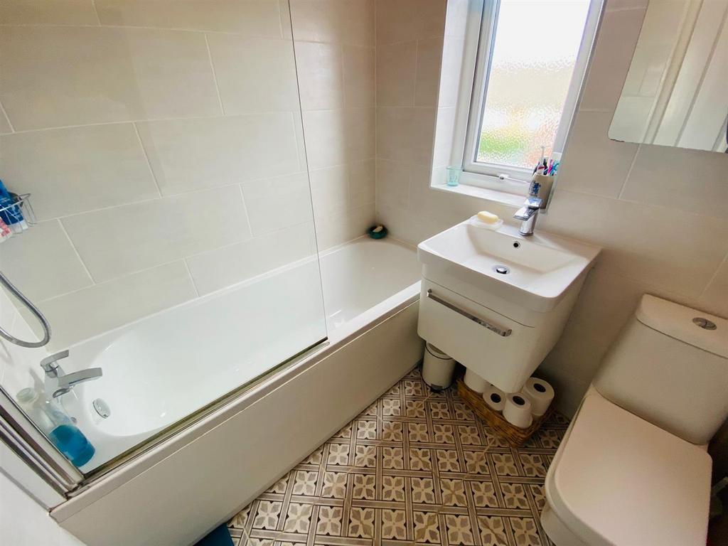 Fountain street 16 bathroom.jpg