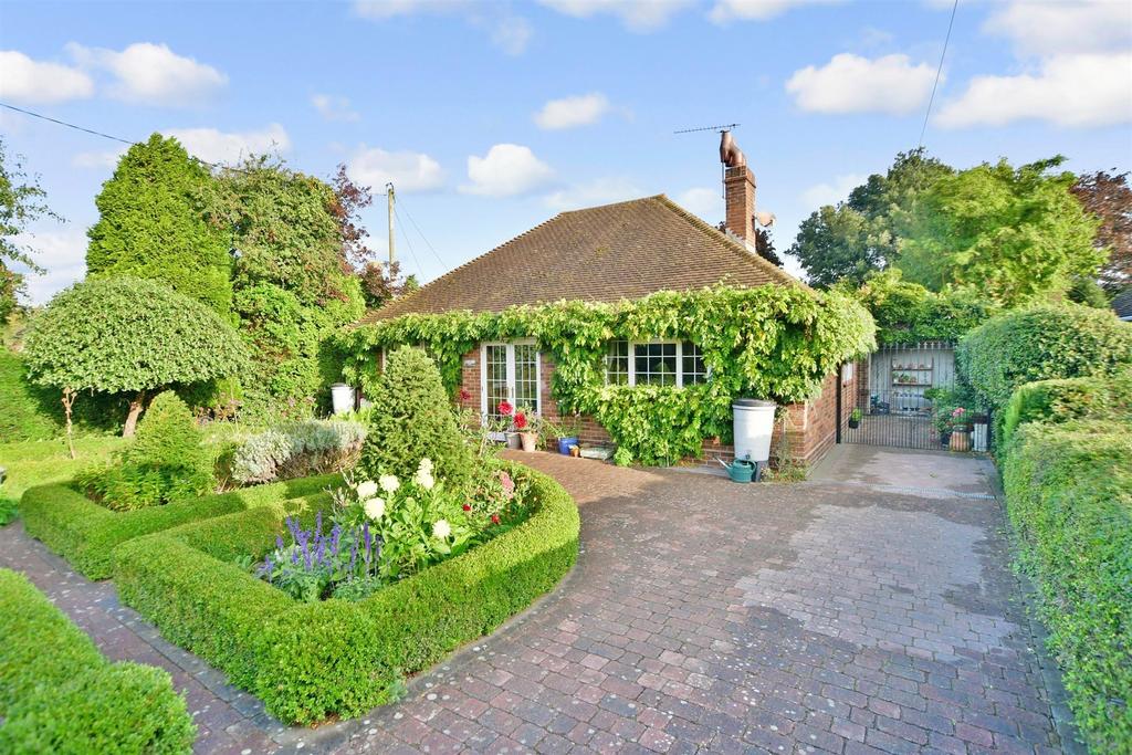 Chaffes Lane, Upchurch, Sittingbourne, Kent 3 bed detached bungalow for