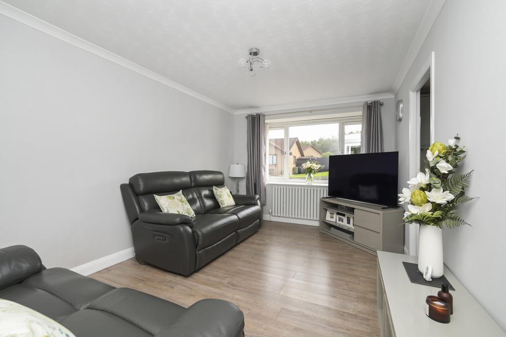 82 Overton Crescent, East Calder, EH53 0RH 2 bed semidetached bungalow