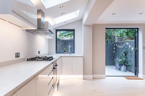 4 bedroom terraced house to rent, Thorparch Road, London