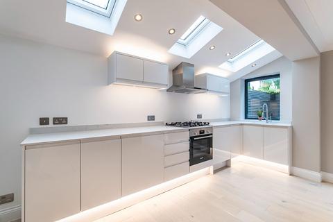 4 bedroom terraced house to rent, Thorparch Road, London