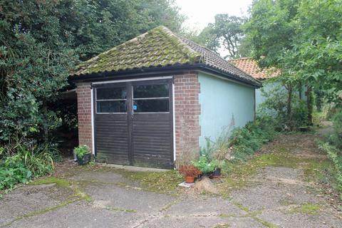 3 bedroom detached bungalow for sale - Croxton Road, Fulmodestone NR21