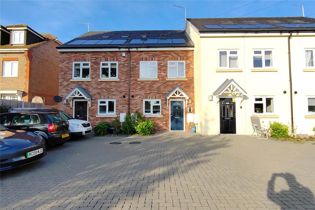 Rayleigh Road, Eastwood, Leigh On Sea, Essex, SS9 3 bed terraced house