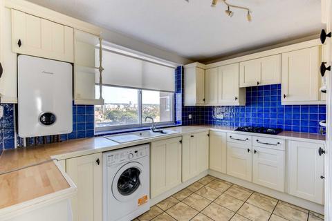 2 bedroom flat to rent, Fairlawns, Hove