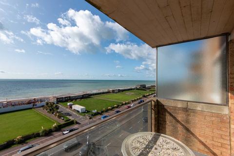 2 bedroom flat to rent, Fairlawns, Hove