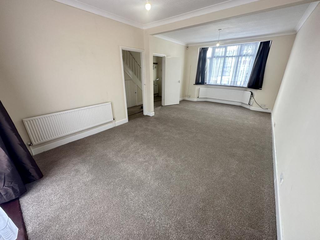 Brookside Road, Hayes, UB4 3 bed semidetached house £2,200 pcm (£508 pw)
