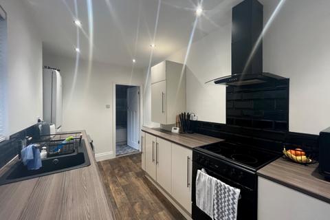 2 bedroom ground floor flat to rent, Hepscott Terrace, South Shields