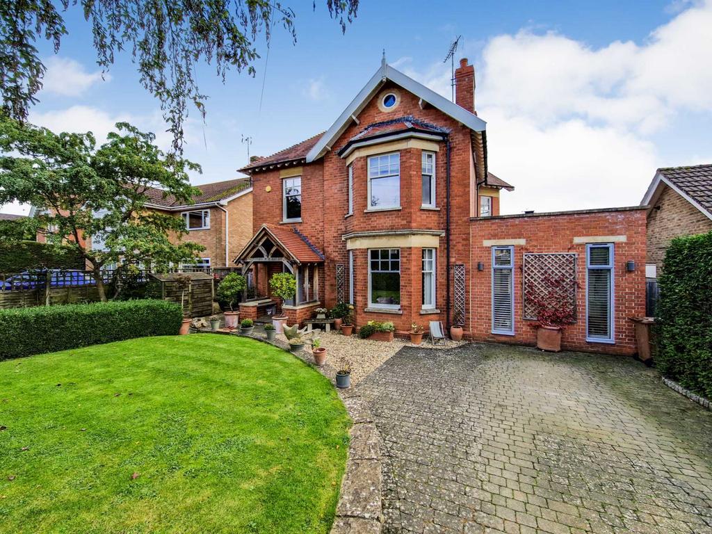 Gretton Road, Cheltenham, Gloucestershire 4 bed detached