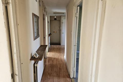 14b Exning Road, London, E16 4NA