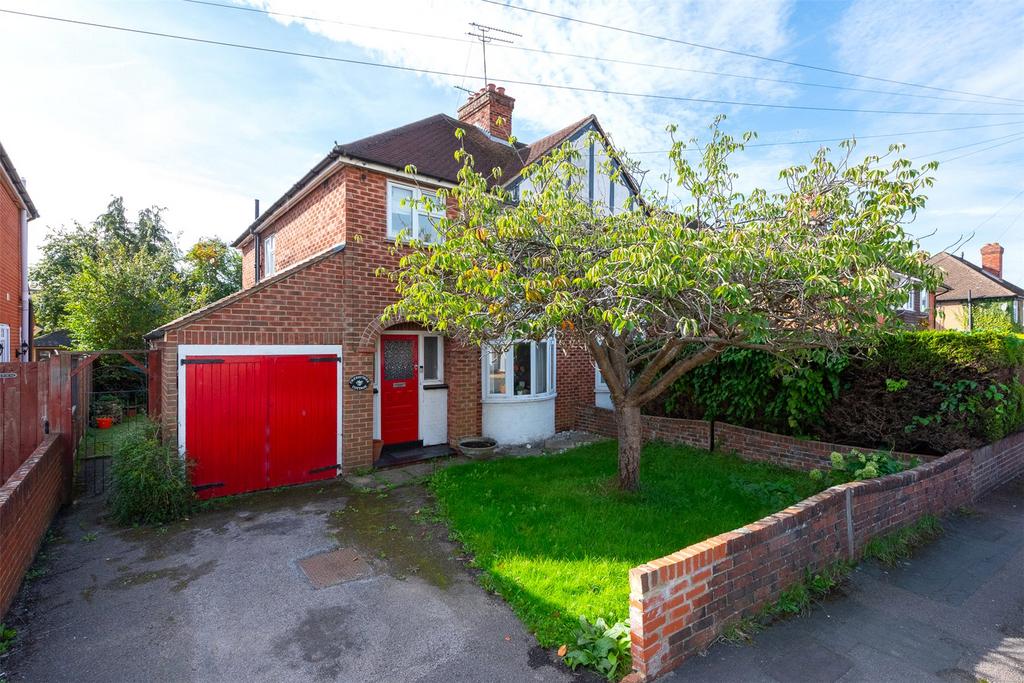 Edward Avenue, Camberley, Surrey, GU15 3 bed semidetached house for sale £400,000