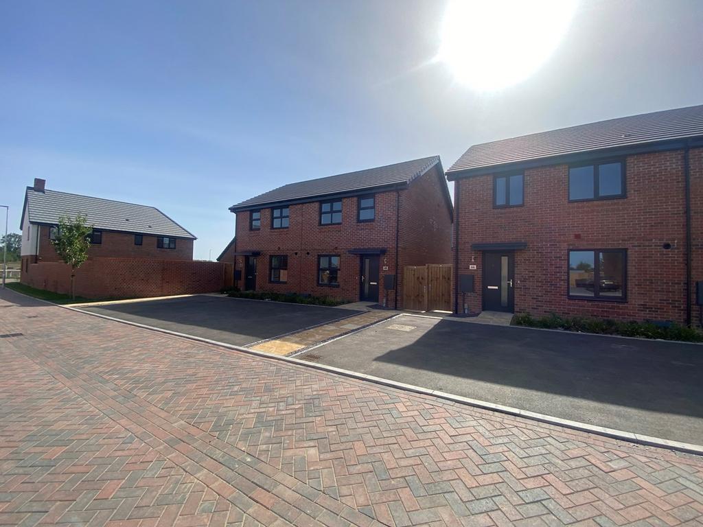 Halley Gardens, Clipstone Park, Leighton Buzzard, LU7 3 bed end of