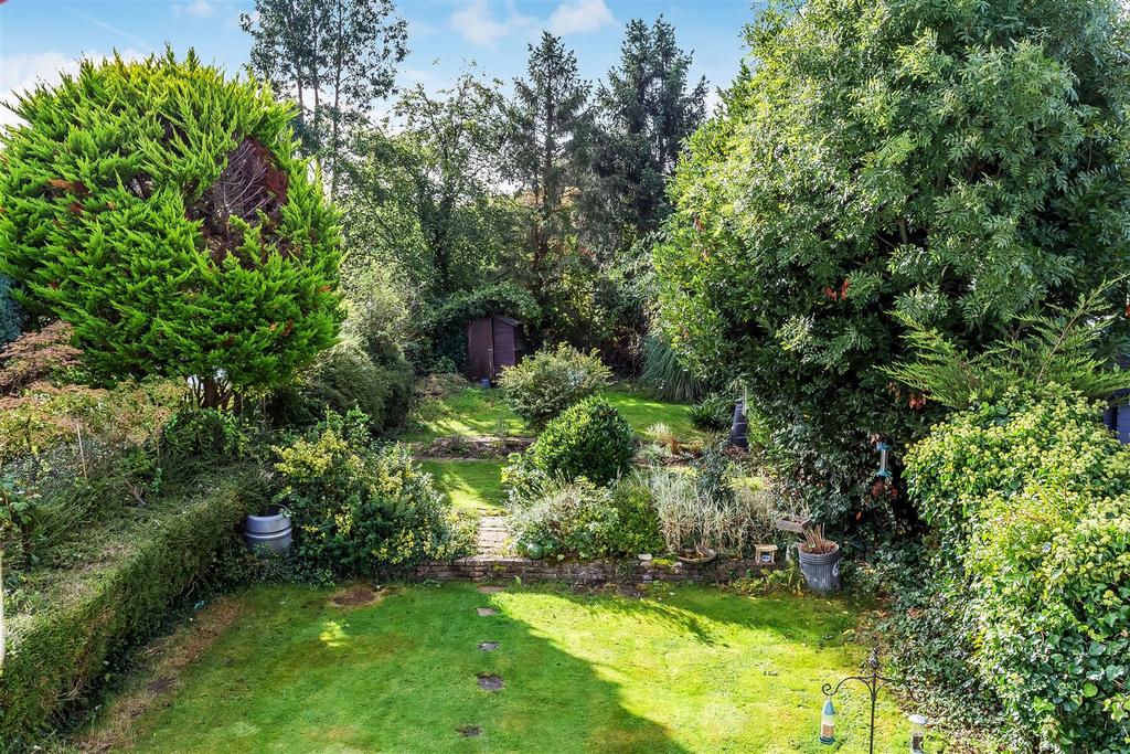 MANOR GREEN ROAD, EPSOM, KT19 3 bed detached bungalow for sale £750,000