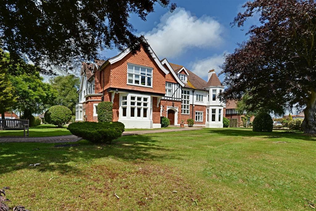 Collington Lane West, BexhillOnSea 2 bed flat for sale £220,000