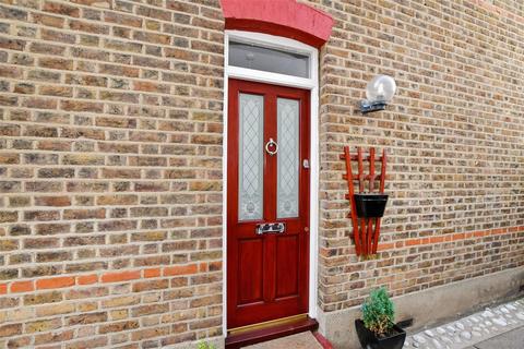10 Claremont Road, Hornchurch, RM11 1BZ