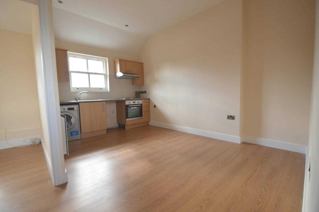ADDLESTONE 1 bed apartment to rent £925 pcm (£213 pw)