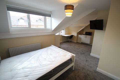 8 bedroom terraced house to rent - Manor Terrace, Hyde Park, Leeds, LS6 1BU