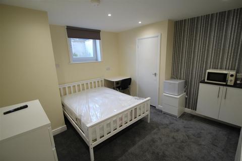 8 bedroom terraced house to rent - Manor Terrace, Hyde Park, Leeds, LS6 1BU