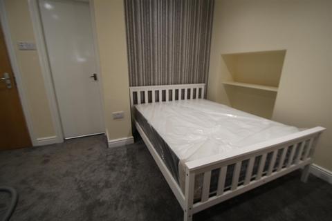 8 bedroom terraced house to rent - Manor Terrace, Hyde Park, Leeds, LS6 1BU