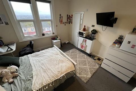8 bedroom terraced house to rent, Manor Terrace, Hyde Park, Leeds, LS6 1BU