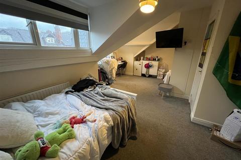 8 bedroom terraced house to rent, Manor Terrace, Hyde Park, Leeds, LS6 1BU