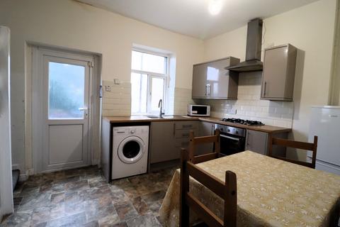 2 bedroom terraced house to rent, Haslingden Road, Blackburn, BB2