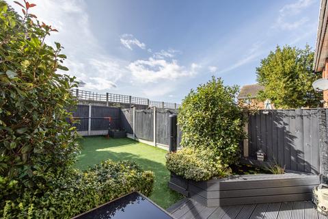 6 Giles Field, Gravesend, DA12 2RA