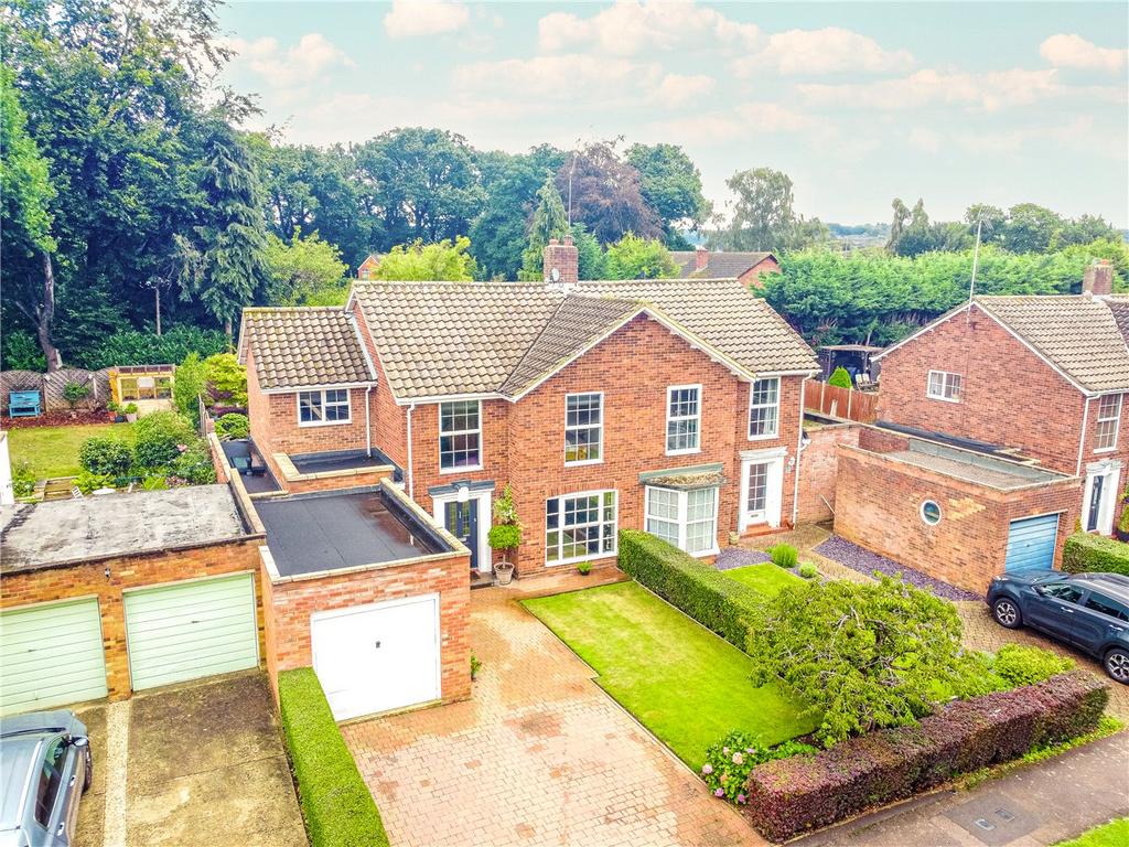 Knightsfield, Welwyn Garden City, Hertfordshire 4 bed semidetached