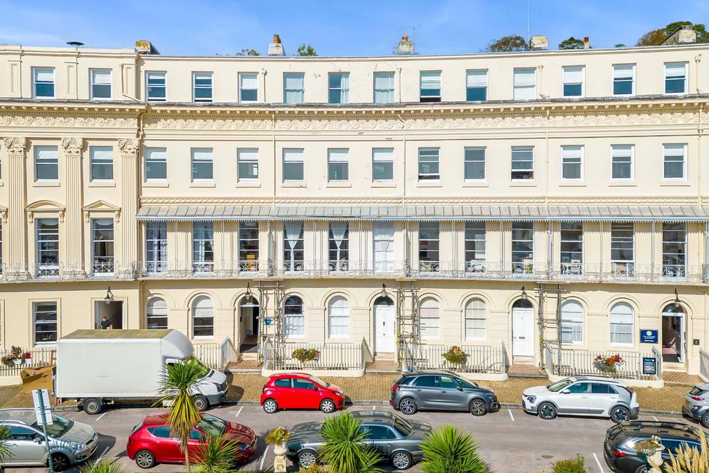 Hesketh Crescent, Meadfoot, Torquay 2 bed apartment £1,150 pcm (£265 pw)