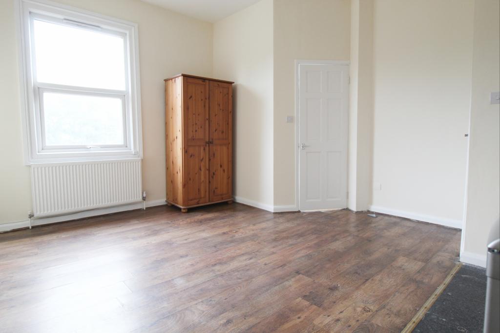 Studio Flat To Rent In Colliers Wood