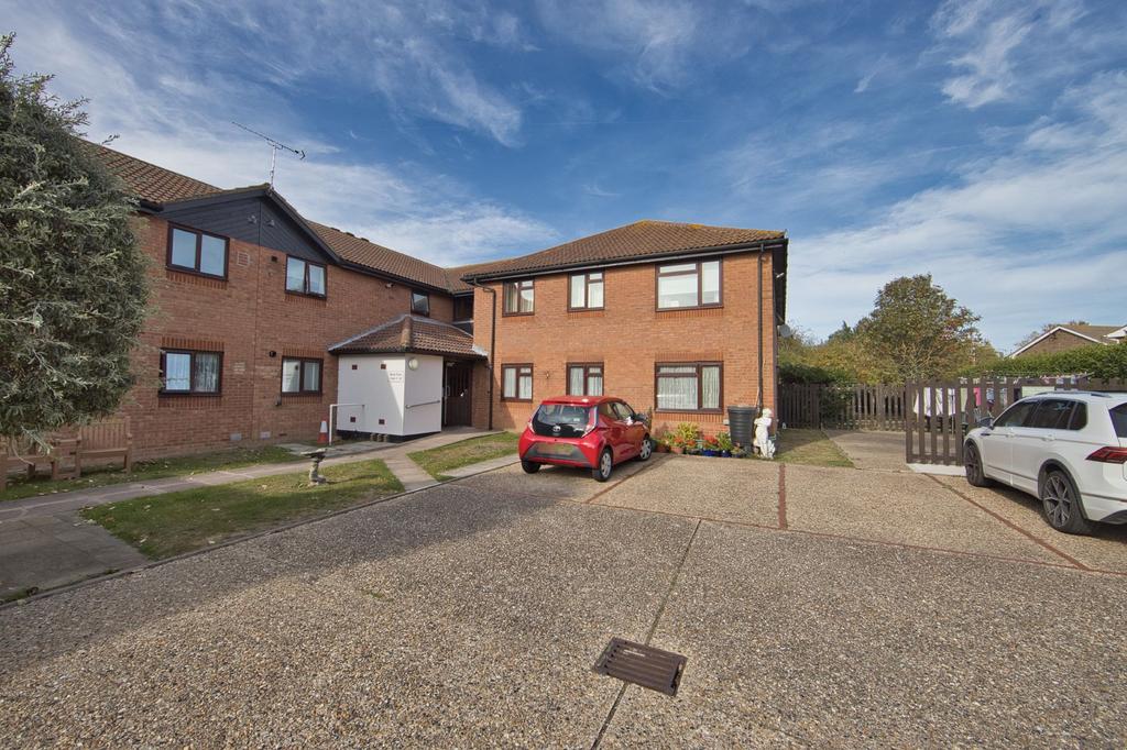 Roselawn Gardens, Margate, CT9 2 bed flat for sale £140,000