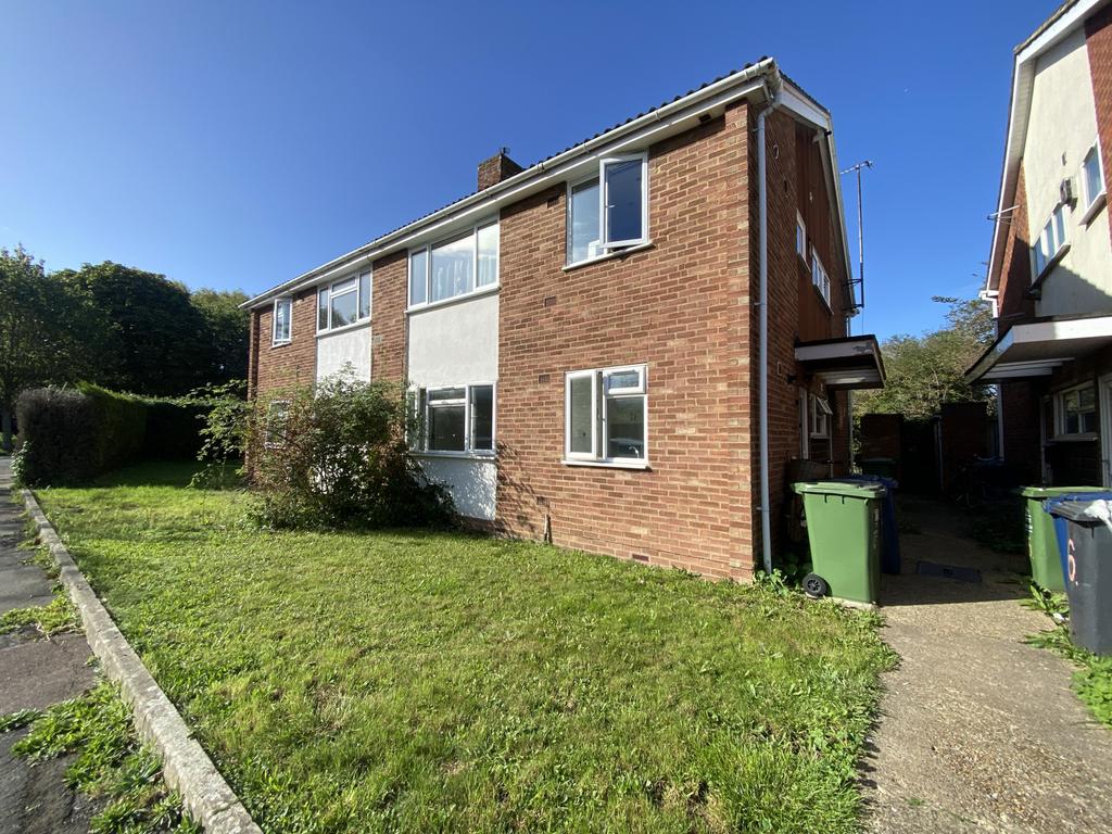 2 Bedroom Flat on Chatsworth Avenue  with own bac