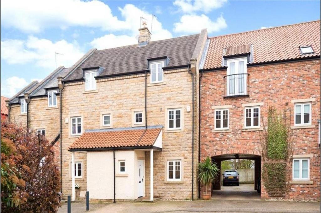 Micklethwaite Grove, Wetherby, West Yorkshire, UK, LS22 4 bed house to rent £1,775 pcm (£410 pw)