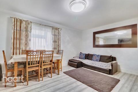 11 Longtown Close, Romford, RM3 7QP