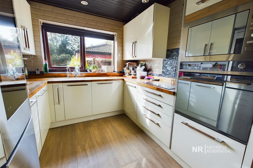 Hawkhurst Gardens, Chessington, Surrey. KT9 3 bed semidetached house