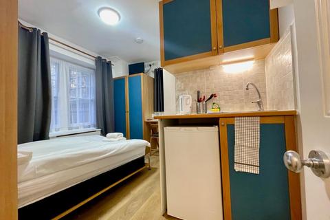 Studio to rent, Fulham Palace Road, Hammersmith, London W6