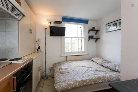 Studio to rent, West Cromwell Road, Earls Court, London SW5