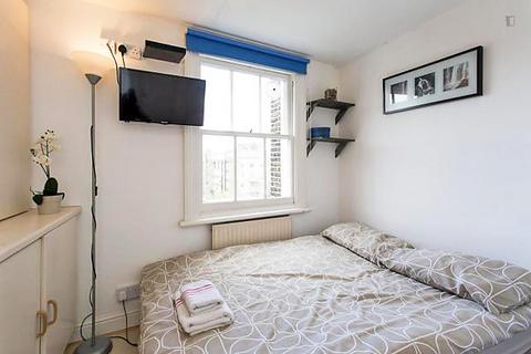 Studio to rent, West Cromwell Road, Earls Court, London SW5