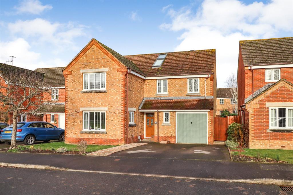 Church Crookham, Fleet GU52 5 bed detached house for sale £675,000