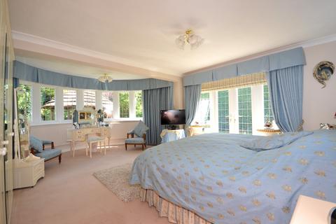 3 bedroom bungalow for sale, Swingate Road, Farnham, GU9