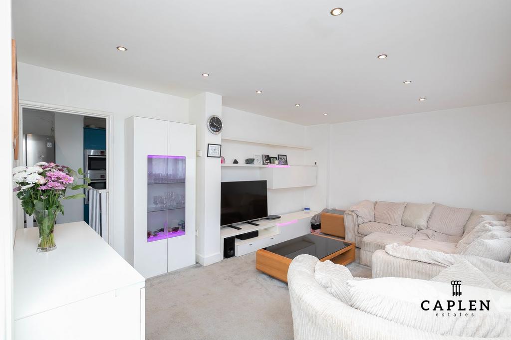 Elmbridge Road, Ilford, IG6 3 bed end of terrace house for sale £500,000