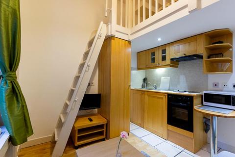 Studio to rent, Fairholme Road, West Kensington, London, W14